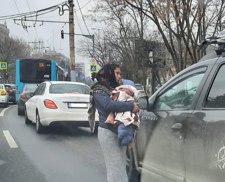 Mai Multe Femei Prinse N Bucure Ti C Cer Eau Folosindu Se De P Pu I