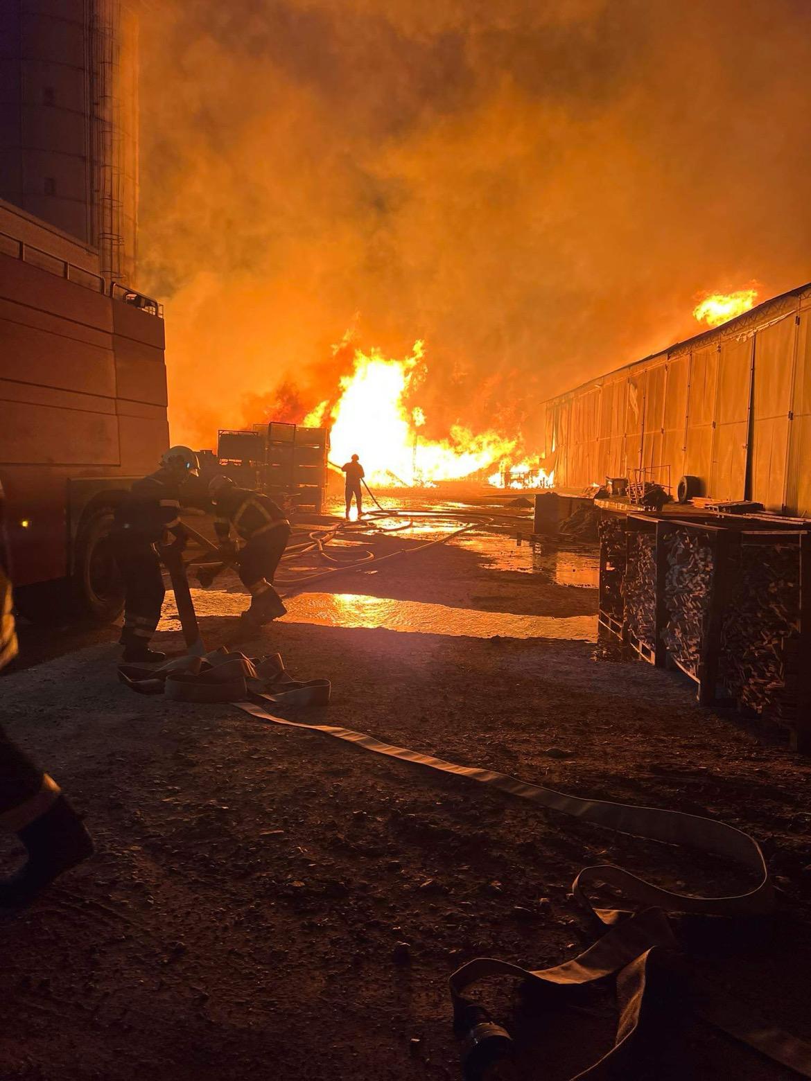 Incendiu Puternic Azi Noapte La O Fabric De Mobil Din Boc A Video