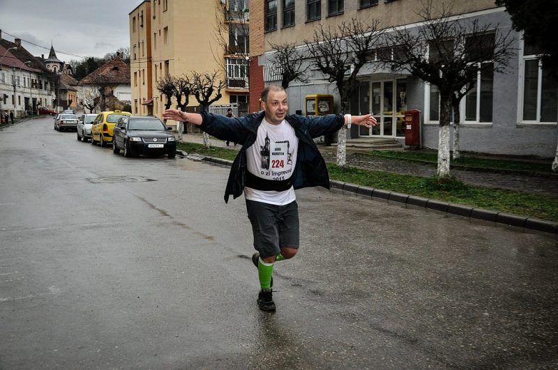 poveste maraton - Radu din TeamHospice alergand pe strazi la finalul unei curse
