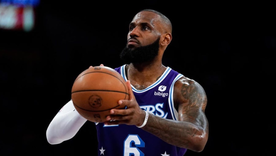 Forbes: Baschetbalistul LeBron James, Miliardar