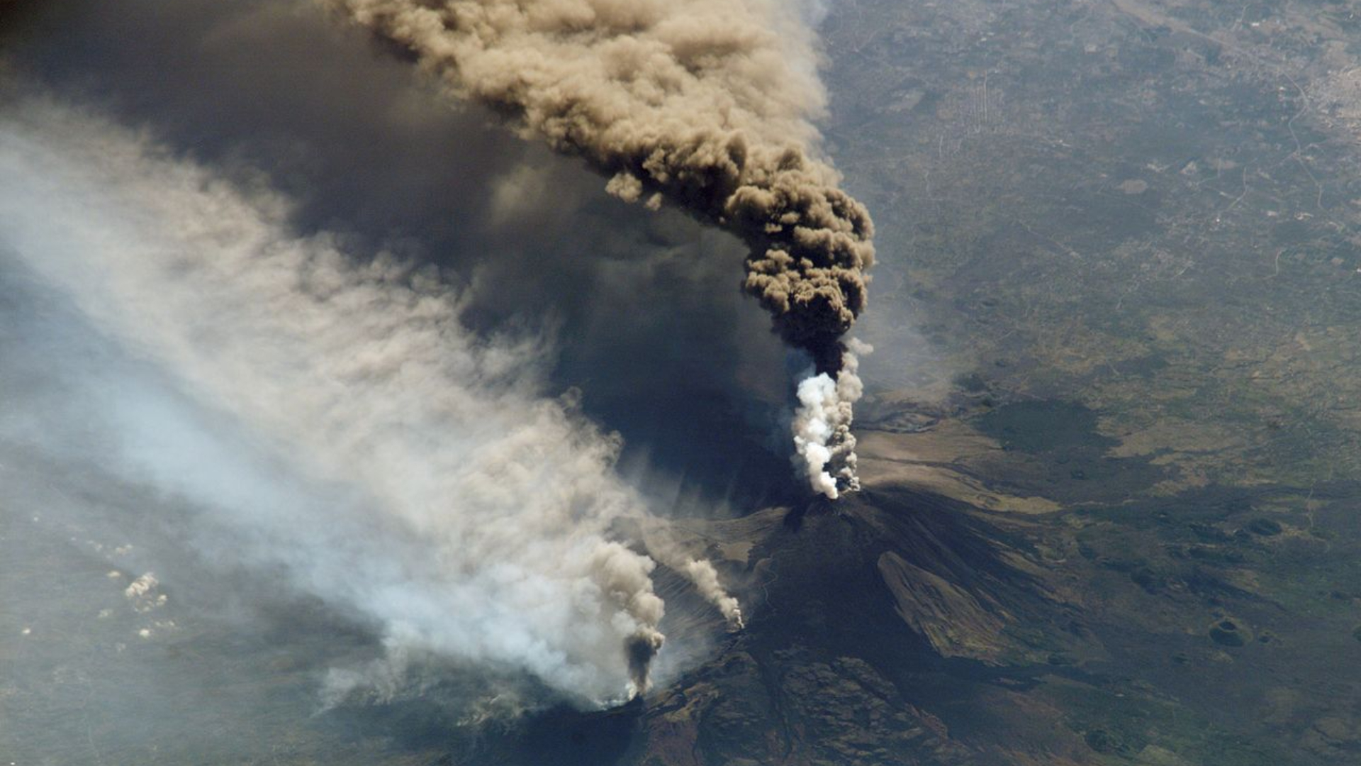 Vulcanul Etna a erupt din nou. Aeroportul Internațional din Catania a fost închis