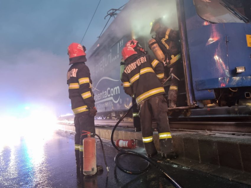 Arad Un Tramvai A Luat Foc în Mers Nu Sunt Victime Video Europa Fm