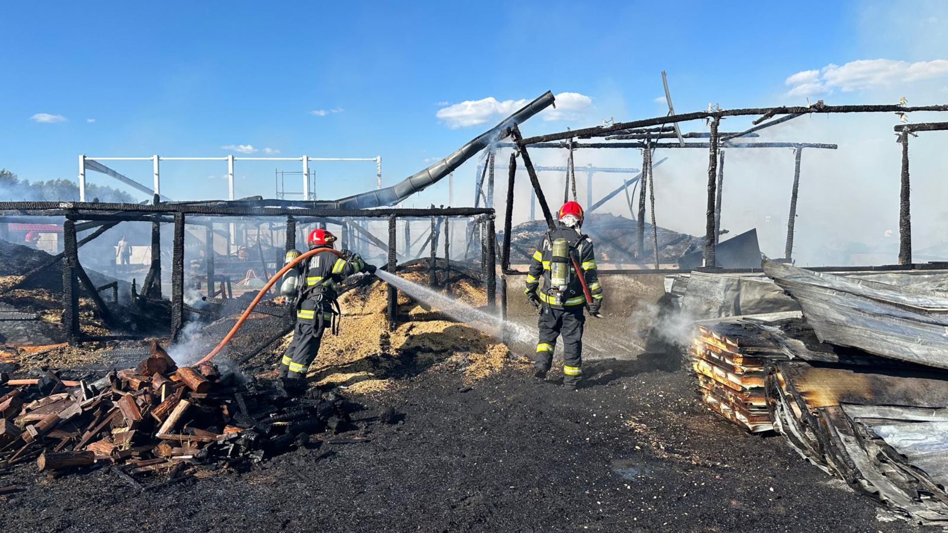 Incendiu la o fermă situată la ieșirea din Codlea. VIDEO