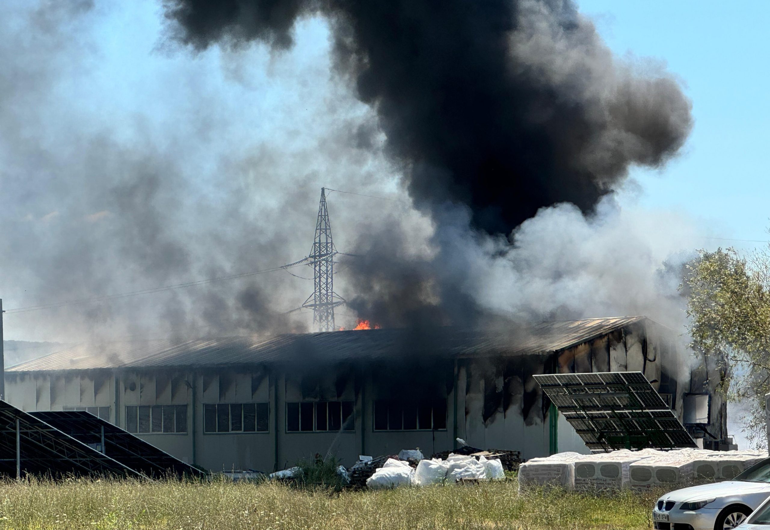 Încă un incendiu la un depozit de deșeuri reciclabile din Râmnicu Vâlcea, al doilea în trei zile. Au ars peste o tonă de baloți de mase plastice