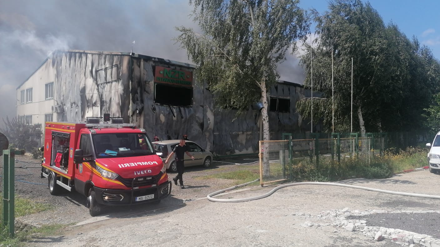 Incendiu la o fabrică de prelucrare a furnirului din Siliștea, Brăila, soldat cu un mort | VIDEO