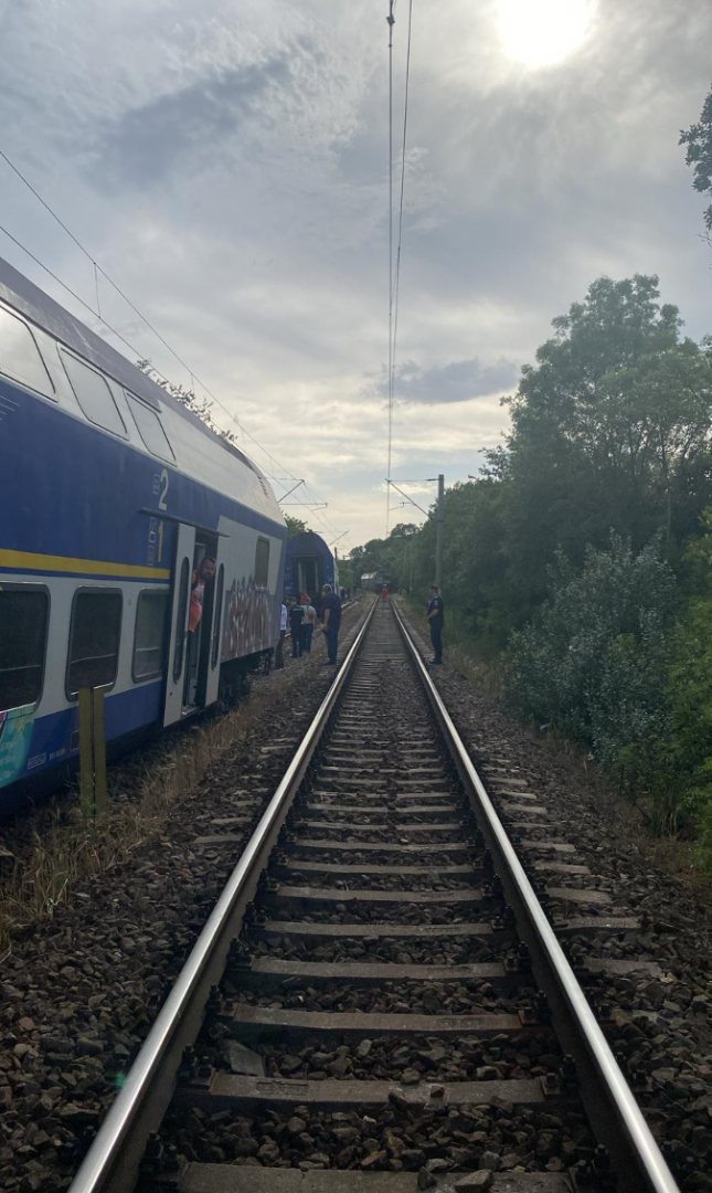 Tren blocat, care a ieșit de pe șine.